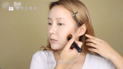 因为是欧美妆,所以用修容笔修容的时候,会比往常更重,特别是脸颊部分